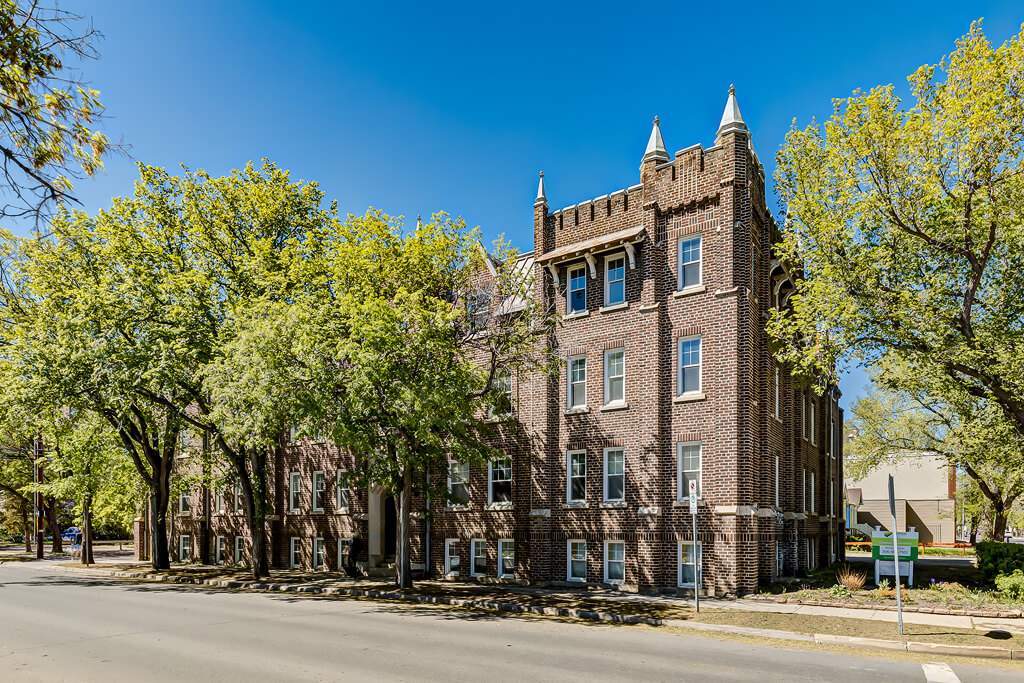 Chateau Apartments in Regina, SK - Building Photo