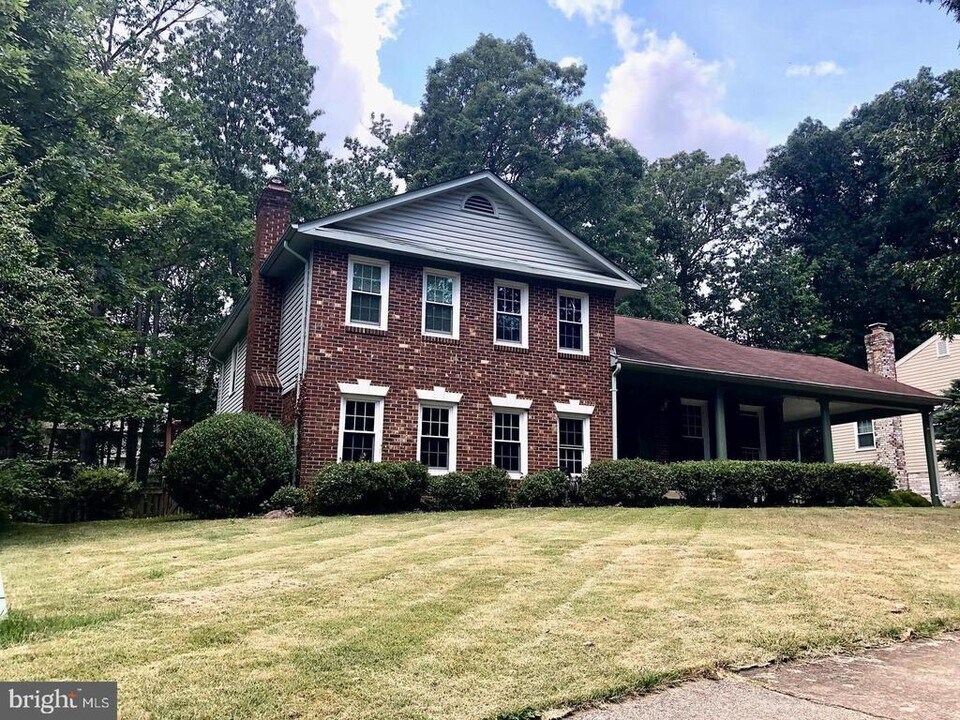 12212 Redwood Ct in Woodbridge, VA - Building Photo
