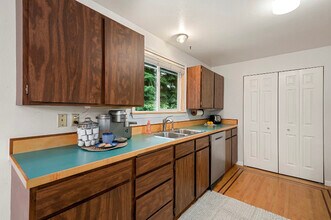 11624 NE 74th St in Kirkland, WA - Building Photo - Building Photo