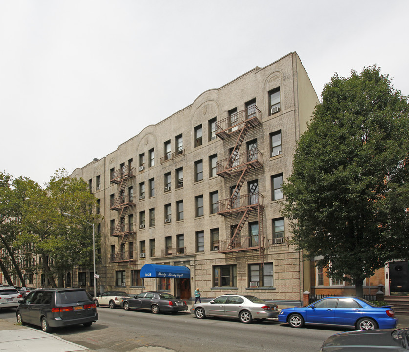 30-28 34th St in Astoria, NY - Foto de edificio