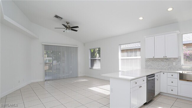 835 106th Ave N in Naples, FL - Foto de edificio - Building Photo