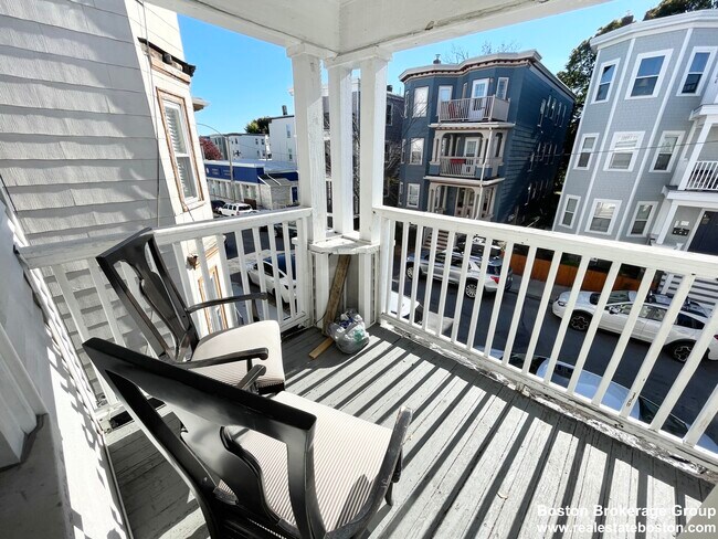 9 Taft St, Unit 1 in Boston, MA - Foto de edificio - Building Photo