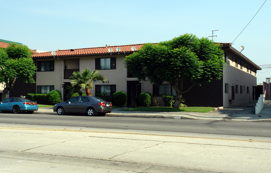 4111 W Rosecrans Ave in Lawndale, CA - Foto de edificio