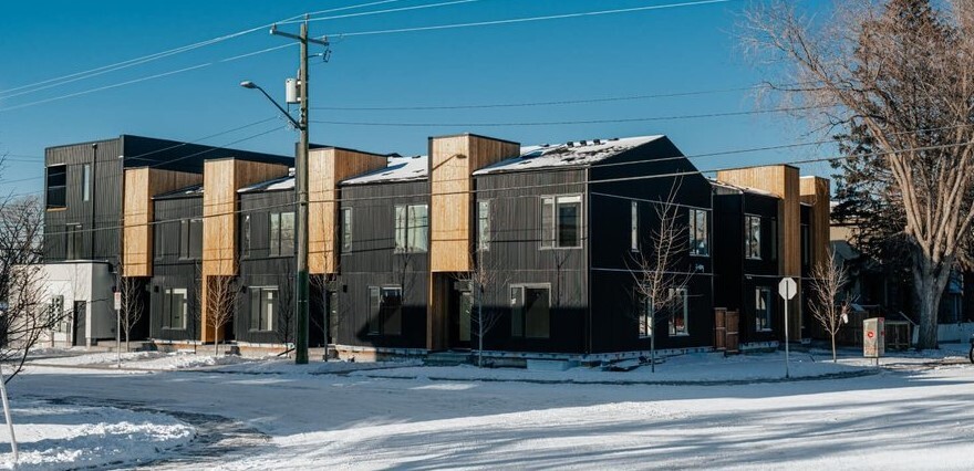 2204 49 Ave SW in Calgary, AB - Building Photo