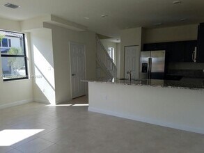 9205 W 33rd Way in Hialeah, FL - Building Photo - Building Photo