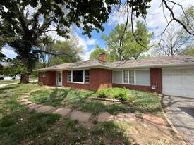 10000 Knollcrest Ct in St. Louis, MO - Building Photo