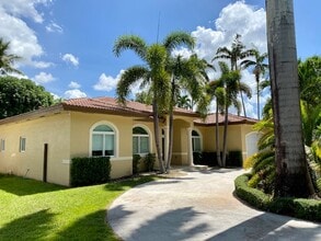 6845 SW 52nd St in Miami, FL - Foto de edificio - Building Photo