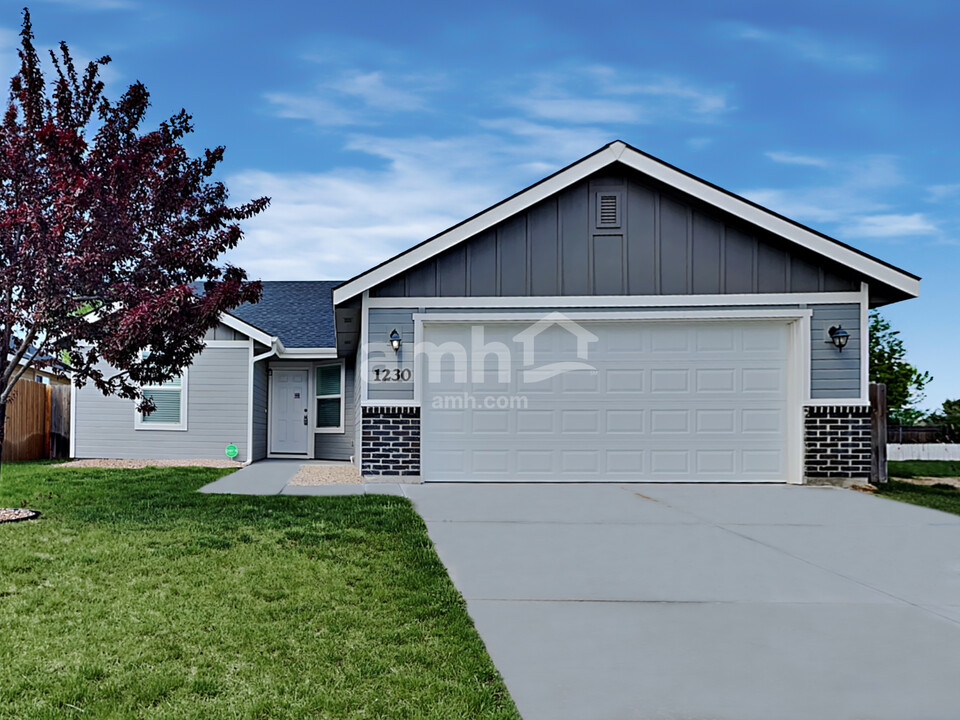 1230 E Whitbeck Dr in Kuna, ID - Foto de edificio