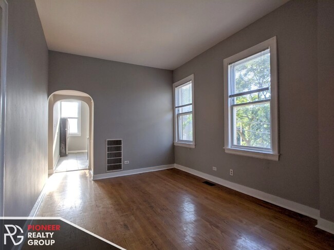 2259 W Hirsch St, Unit 2259-2W in Chicago, IL - Building Photo - Building Photo