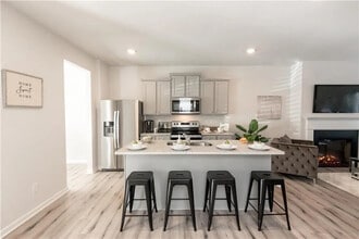 Room in Townhome on Shaffer Ct in Union City, GA - Foto de edificio - Building Photo