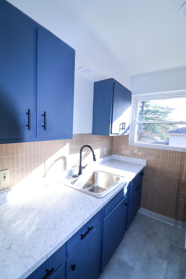 1954 Rockland Ave, Unit 4 in Cincinnati, OH - Building Photo - Building Photo