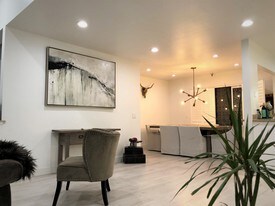 4746 Oakwood Ave in Los Angeles, CA - Building Photo