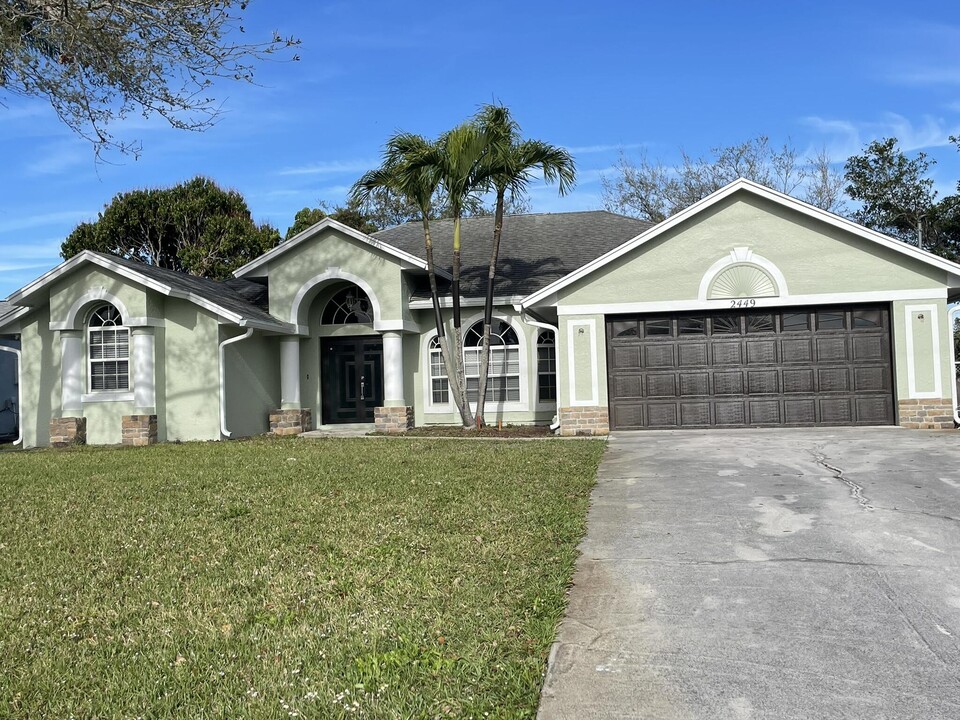 2449 SW Chestnut Ln in Port St. Lucie, FL - Building Photo