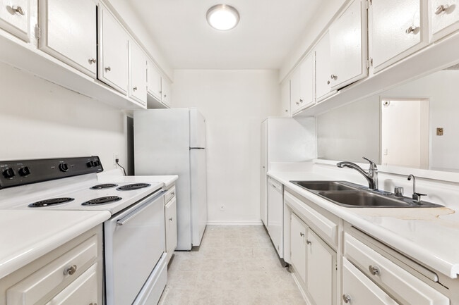 10535 Lindley Avenue in Northridge, CA - Building Photo - Building Photo