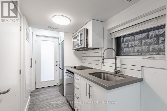 160-160 Lansdowne Ave in Toronto, ON - Building Photo - Building Photo