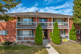 Evergreen Terrace Apartments in Hartford, WI - Building Photo - Building Photo