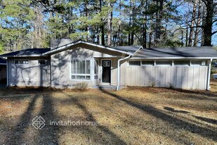 2262 Dodson Dr in East Point, GA - Building Photo