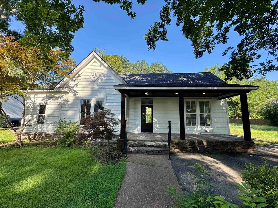 303 N West St in Somerville, TN - Building Photo