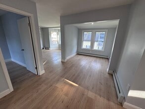 95 Lakewood St, Unit Second Floor Unit in Worcester, MA - Foto de edificio - Building Photo