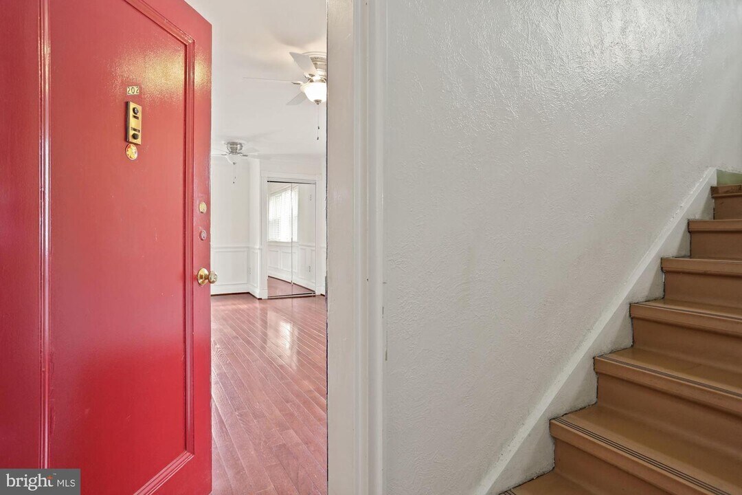 6180 Greenwood Dr-Unit -202 in Falls Church, VA - Building Photo