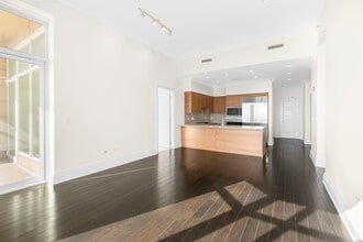 2550 N Lakeview Ave, Unit 2205 in Chicago, IL - Foto de edificio - Building Photo