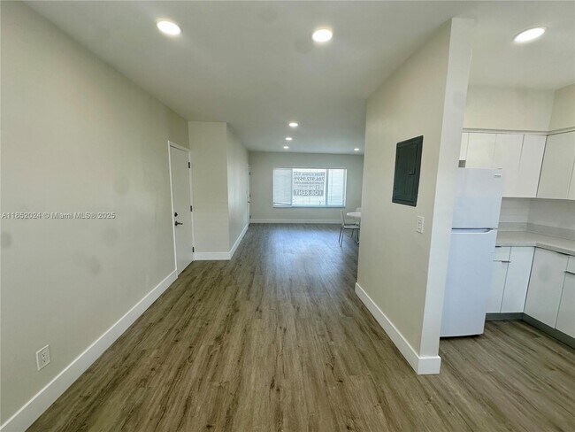 8125 Hawthorne Ave in Miami Beach, FL - Building Photo - Building Photo