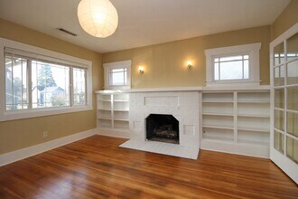 915-915 NE Roselawn St in Portland, OR - Building Photo - Building Photo