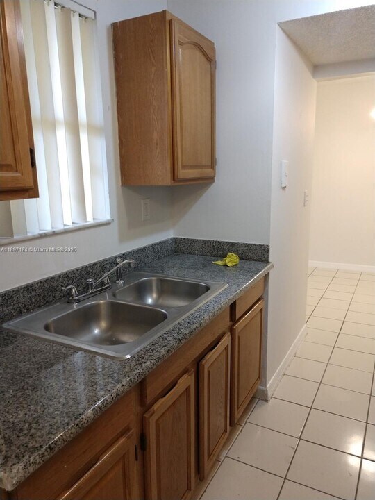 580 NW 114th Ave in Doral, FL - Building Photo