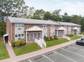 Maple Crest Apartments at Port Jefferson in Port Jefferson, NY - Foto de edificio - Building Photo