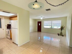 2020 SW Golf Ln in Boynton Beach, FL - Building Photo - Building Photo