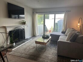 10 Sugar Maple Ln in Ridgefield, CT - Building Photo