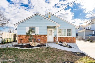 40 Seabreeze Way in Keansburg, NJ - Building Photo