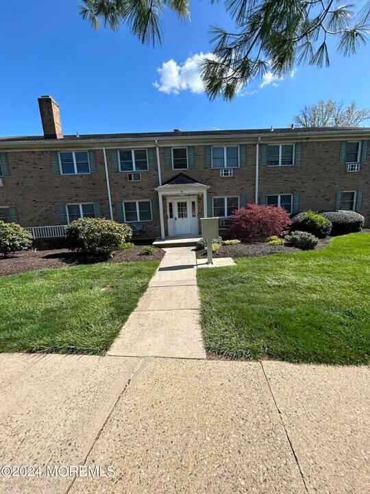 4 Windsor Terrace in Freehold, NJ - Building Photo