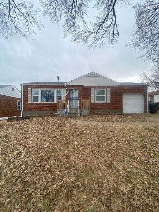 858 Melvin Dr in St. Louis, MO - Building Photo