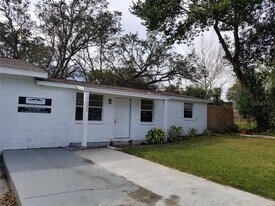 7039 Aurora Dr in New Port Richey, FL - Building Photo