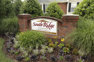 SouthRidge Apartments and Townhomes in Arden, NC - Foto de edificio - Building Photo