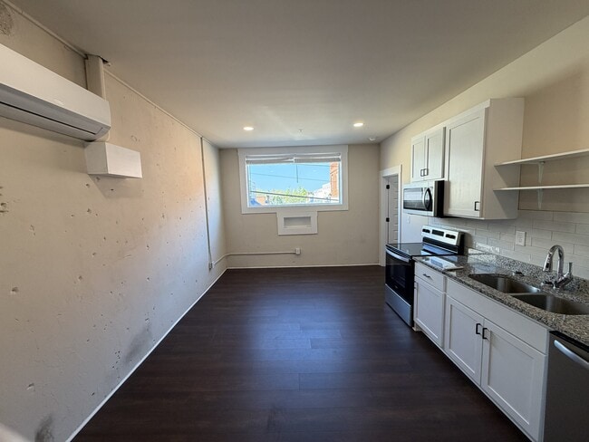 128 N Main St in Cornelia, GA - Building Photo - Building Photo