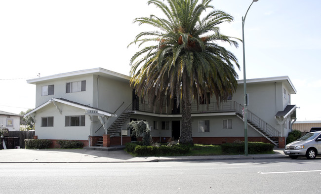 5555 Bancroft Ave in Oakland, CA - Foto de edificio - Building Photo