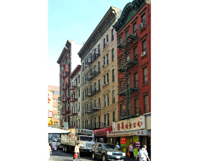 17 Catherine St in New York, NY - Building Photo - Building Photo