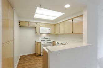 Santa Fe Village in Santa Ana, CA - Foto de edificio - Interior Photo