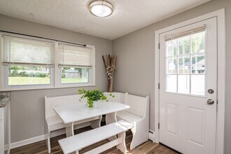 60 Gatewood Rd in Springfield, MA - Building Photo - Building Photo