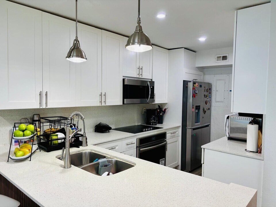 8000 NW 74th Terrace in Tamarac, FL - Building Photo