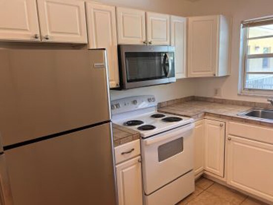 4290 Gulfstream Dr in Naples, FL - Building Photo