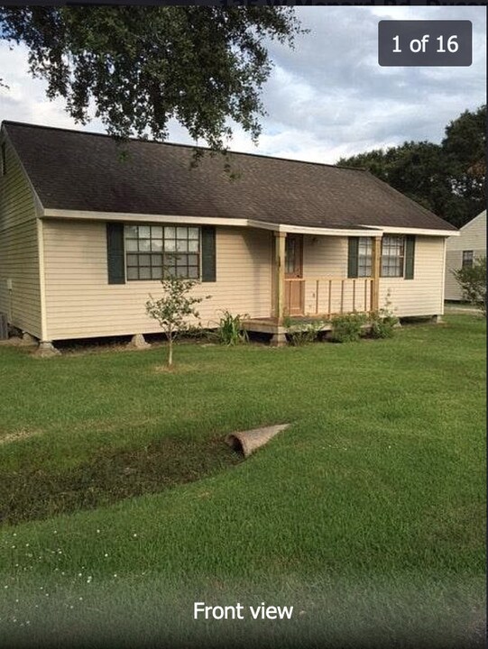 135 W Menard Rd in Duson, LA - Building Photo