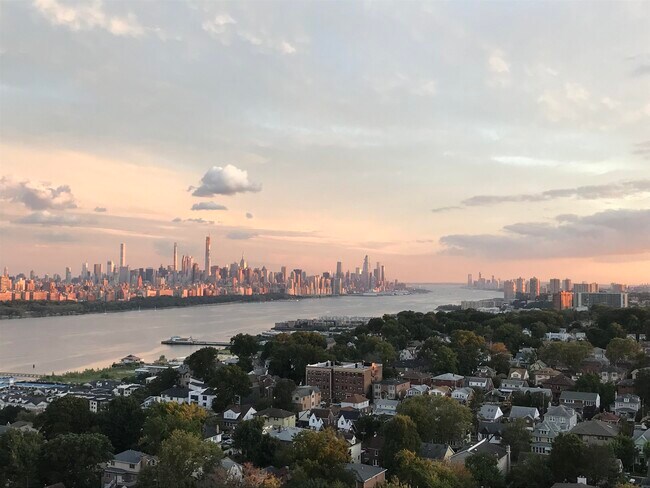 200 Winston Dr in Cliffside Park, NJ - Building Photo - Building Photo
