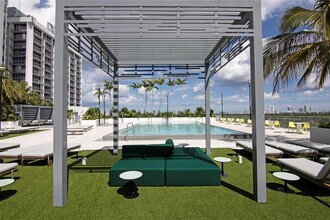 1770 S Young Cir in Hollywood, FL - Foto de edificio - Building Photo