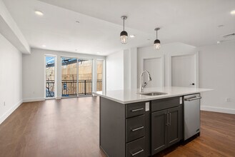 34 Hichborn St, Unit 2 in Boston, MA - Foto de edificio - Building Photo