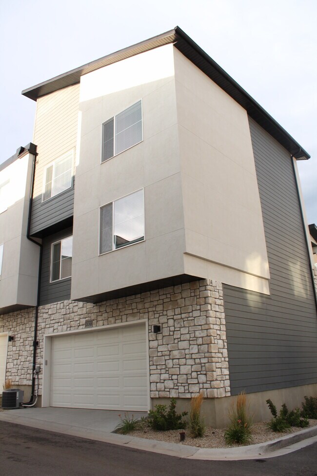 3066 N Indigo Lp in Layton, UT - Building Photo - Building Photo