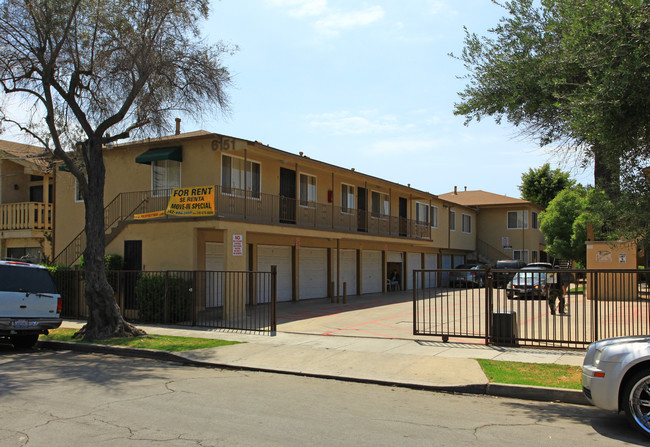 Linden Terrace Apartments in Long Beach, CA - Building Photo - Building Photo