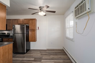Country Club Apartments in Levittown, PA - Foto de edificio - Interior Photo